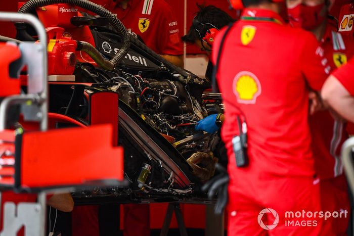 Los mecánicos de Ferrari trabajando en el garaje del equipo en el Ferrari SF1000