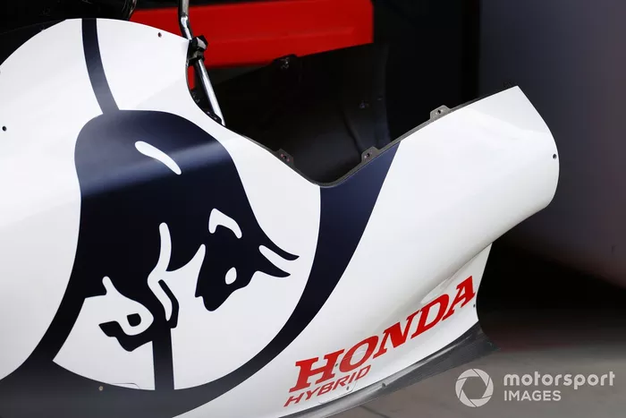 Carrocería del AlphaTauri AT01, incluyendo la cubierta del motor con logo de Honda