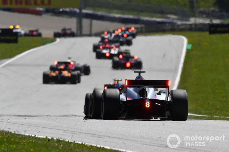 La parrilla detrás del Safety Car