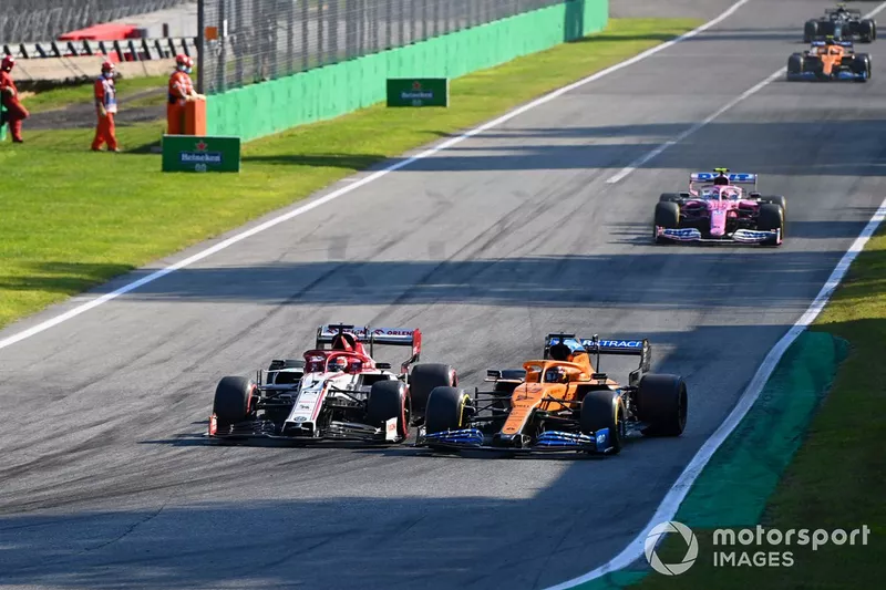 Kimi Raikkonen, Alfa Romeo Racing C39, Carlos Sainz Jr., McLaren MCL35 