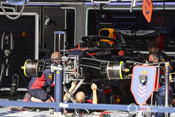 Mecánicos montando el coche Max Verstappen, Red Bull Racing RB16