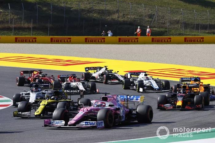 Sergio Pérez, Racing Point RP20, Daniel Ricciardo, Renault F1 Team R.S.20, Alex Albon, Red Bull Racing RB16, Daniil Kvyat, AlphaTauri AT01 al reinicio