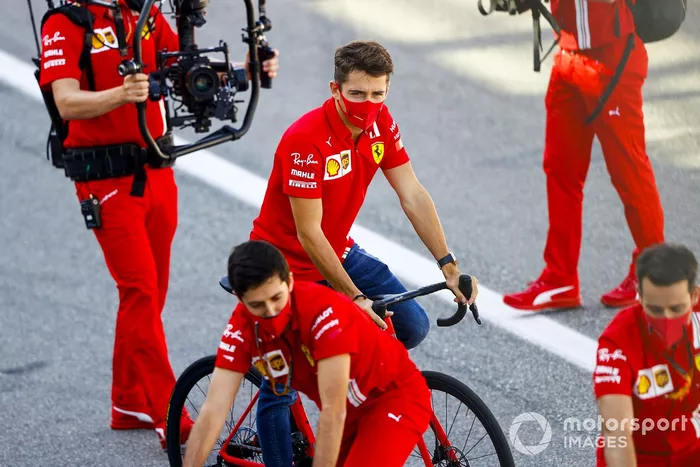 Charles Leclerc, Ferrari in pista su una bici