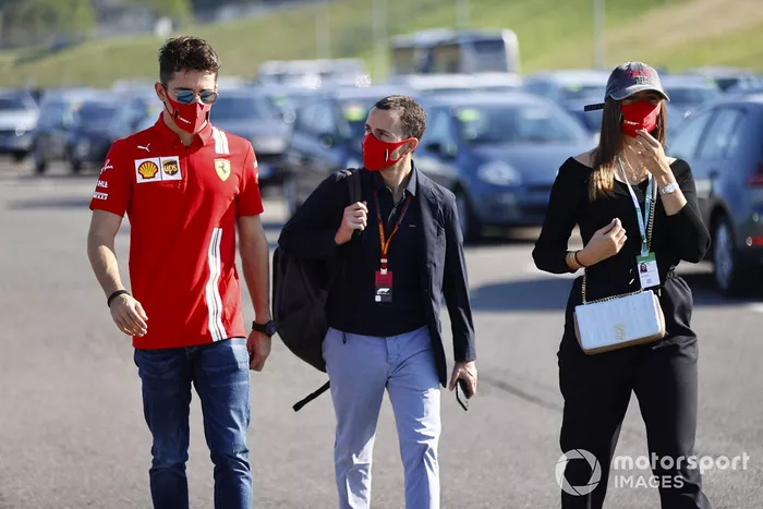 Charles Leclerc, Ferrari,  Charlotte Siné y su manager, Nicolas Todt