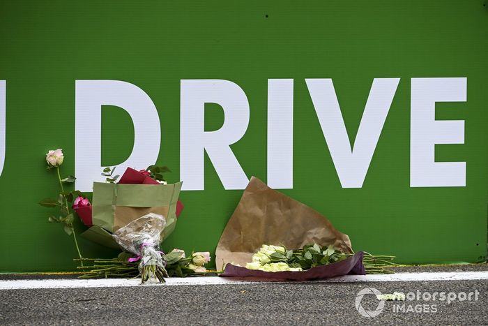 Flores en memoria de Anthoine Hubert, fallecido en ese punto en 2019
