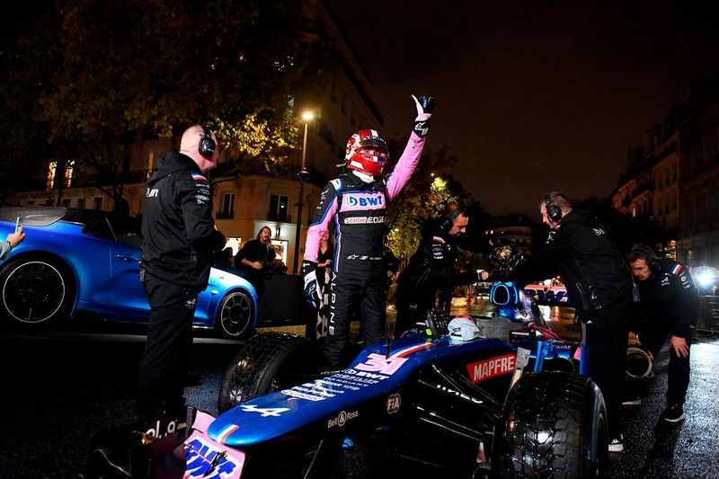 Esteban Ocon, Lotus E21 con los colores del Alpine F1 Team A522 y el Balón de Oro