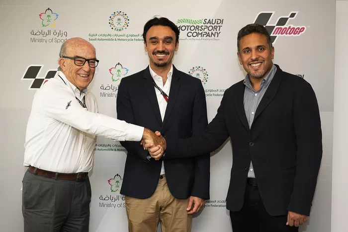 Carmelo Ezpeleta, CEO de Dorna con Su Alteza Real el Príncipe Abdulaziz bin Turki Al-Faisal, Ministro de Deporte de Arabia Saudí y Khalid Bin Sultan Al Abdullah Al-Faisal, presidente de la Federación del Automóvil de Arabia Saudí y la Motorcycle Federation y la Saudi Motorsport Company (SMC)