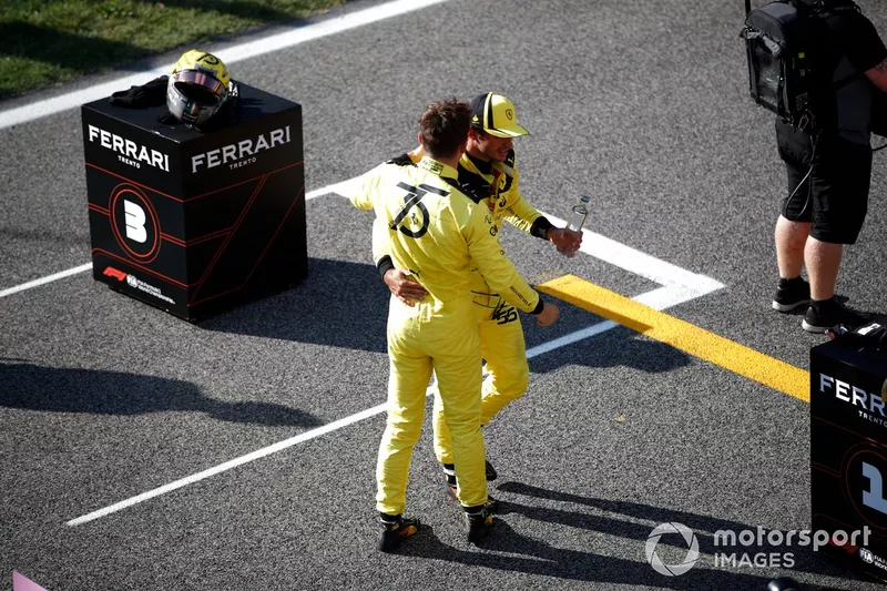 Il poleman Charles Leclerc, Ferrari, e Carlos Sainz, Ferrari, dopo le qualifiche