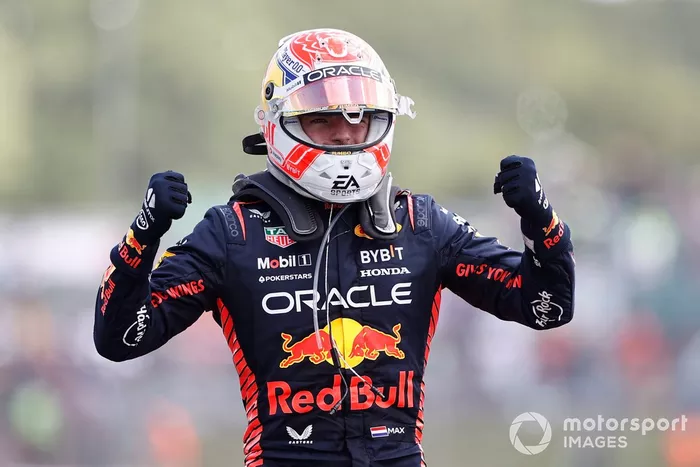 Max Verstappen, Red Bull Racing, 1ª posición, celebra su llegada al Parc Ferme 