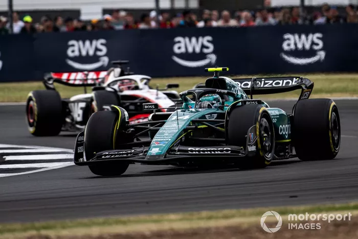 Fernando Alonso, Aston Martin AMR23, Kevin Magnussen, Haas VF-23