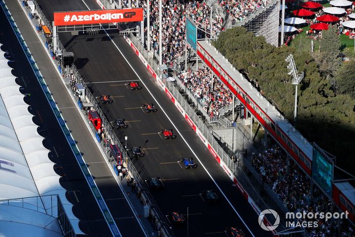 Charles Leclerc, Ferrari SF-23, Sergio Pérez, Red Bull Racing RB19, se preparan para liderar la salida.