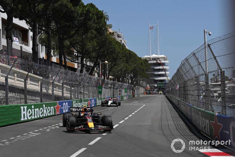 Sergio Pérez, Red Bull Racing RB19, Nyck de Vries, AlphaTauri AT04