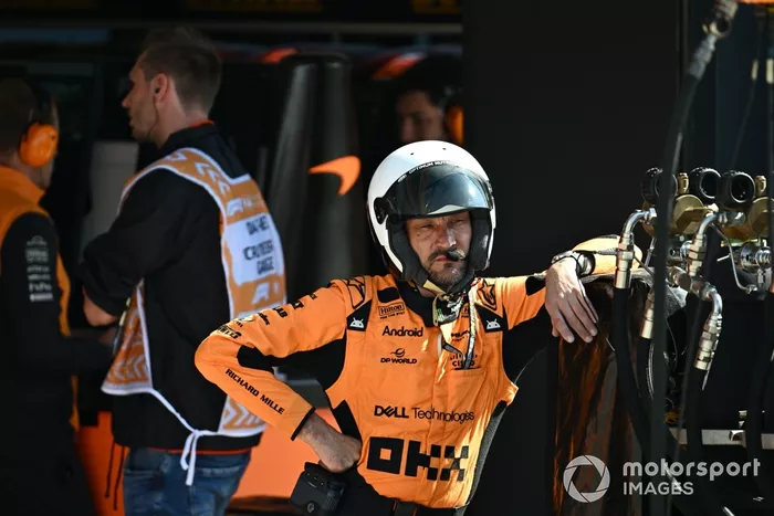 Un miembro del equipo McLaren en el pit lane 