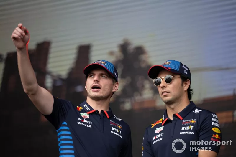 Max Verstappen, Red Bull Racing, Sergio Perez, Red Bull Racing, sur la scène de la fan zone.