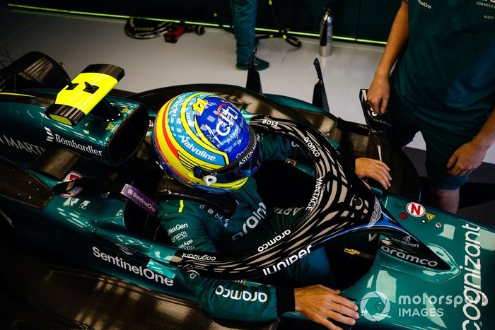 Fernando Alonso, Aston Martin F1 Team, se sube al coche antes de la sesión