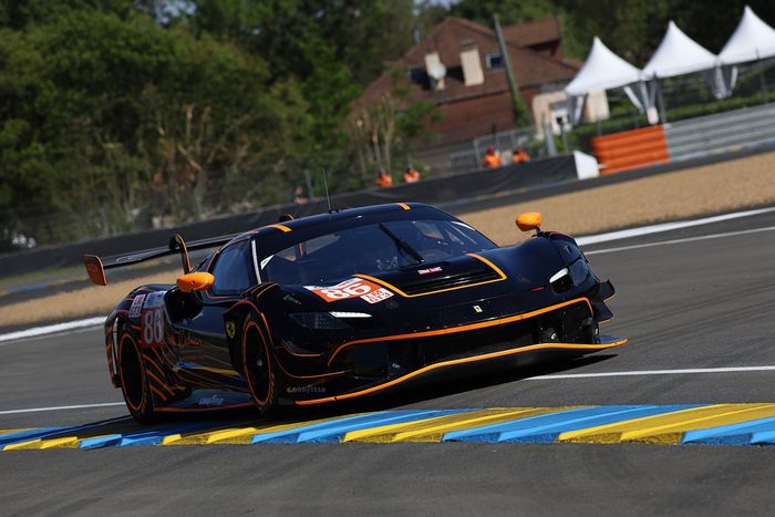 #86 GR Racing Ferrari 296 LMGT3 de Michael Wainwright, Daniel Serra, Riccardo Pera