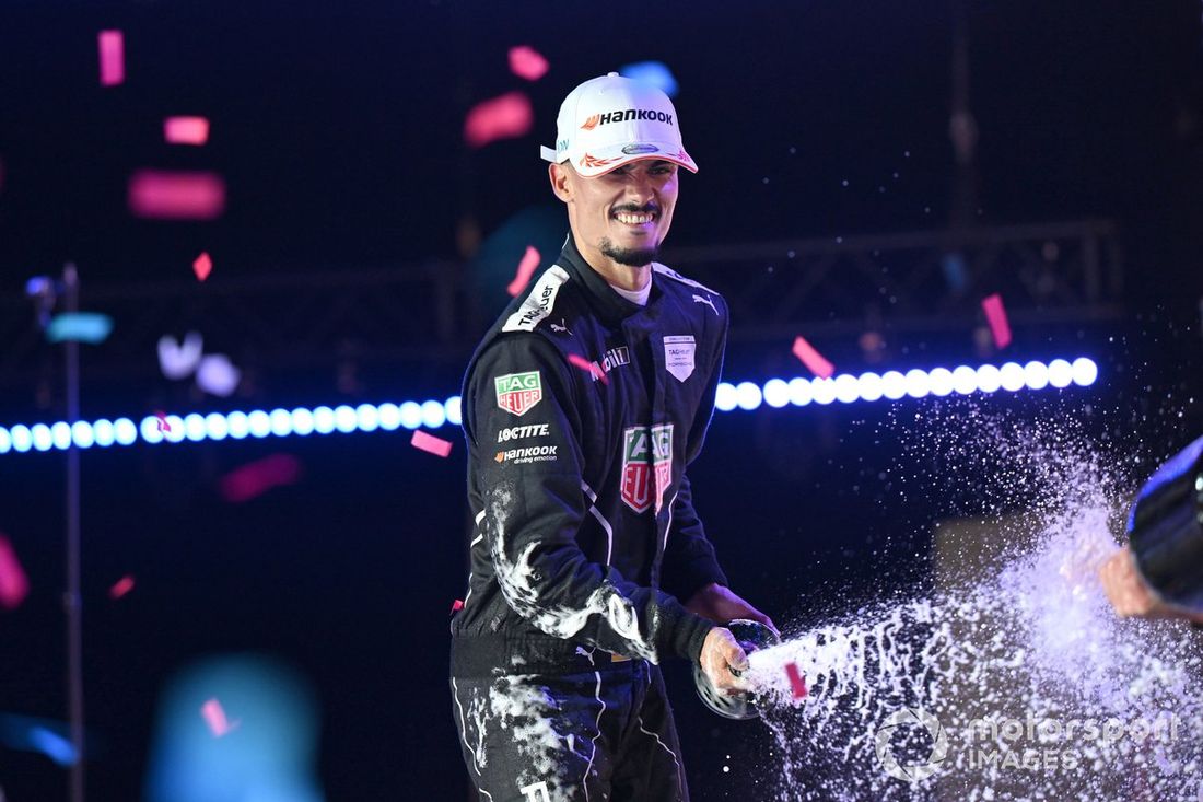 El campeón del mundo Pascal Wehrlein, de Porsche, rocía champán en señal de celebración 