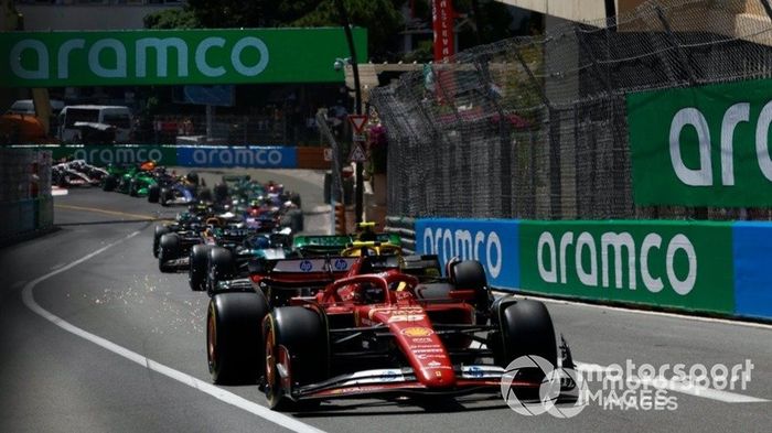 Carlos Sainz, Ferrari SF-24, Lando Norris, McLaren MCL38, George Russell, Mercedes F1 W15, Max Verstappen, Red Bull Racing RB20, el resto de la parrilla en la salida.