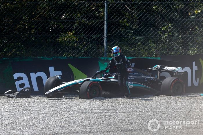 Andrea Kimi Antonelli, Mercedes F1 W15, sale de su coche dañado tras un accidente en la FP1