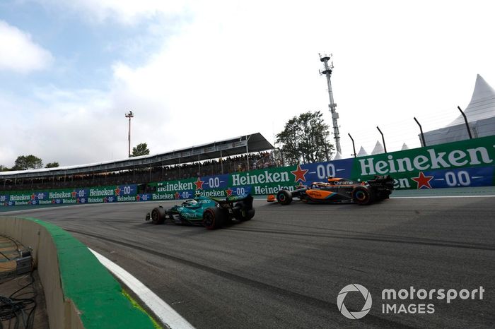 Sebastian Vettel, Aston Martin AMR22, adelanta a Lando Norris, McLaren MCL36