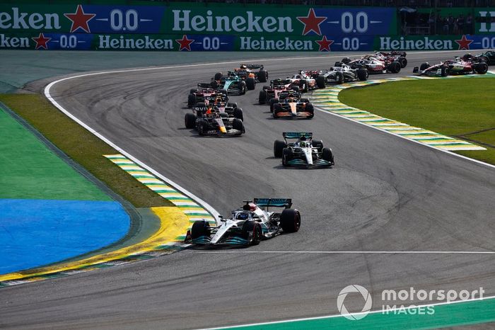 George Russell, Mercedes W13, Lewis Hamilton, Mercedes W13, Max Verstappen, Red Bull Racing RB18, Sergio Pérez, Red Bull Racing RB18, Lando Norris, McLaren MCL36, el resto en la salida