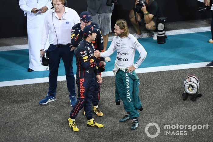 Max Verstappen, Red Bull Racing, 1ª posición, Sergio Pérez, Red Bull Racing, 3ª posición, charla con Sebastian Vettel, Aston Martin, tras la carrera