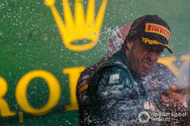 Fernando Alonso, Aston Martin F1 Team, 3° posizione, spruzza Champagne sul podio