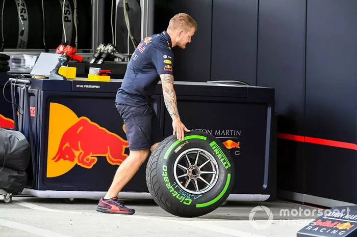 Meccanici Red Bull Racing con i pneumatici Pirelli