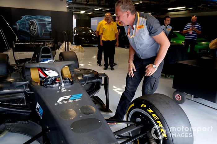 Jean Alesi prueba los nuevos neumáticos Pirelli de 18 pulgadas para las próximas temporada de F2 