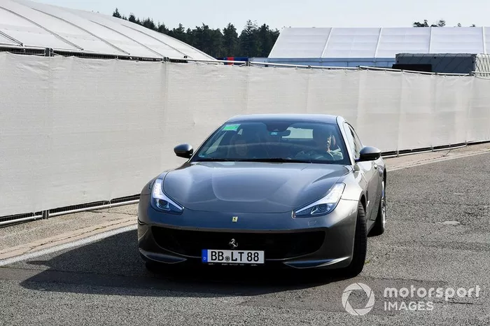 Charles Leclerc, Ferrari arriva al circuito con la fidanzata Giada Gianni