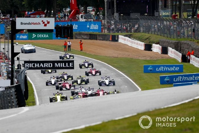 Salida de la carrera de las W Series en Brands Hatch