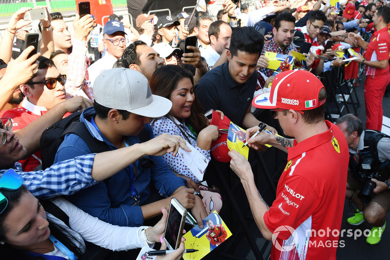 Kimi Raikkonen, Ferrari firma autógrafos