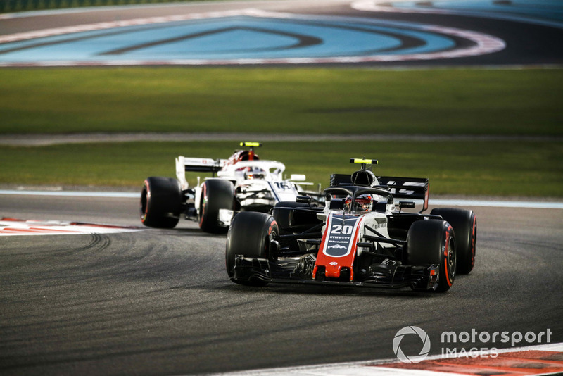 Kevin Magnussen, Haas F1 Team VF-18, precede Charles Leclerc, Sauber C37