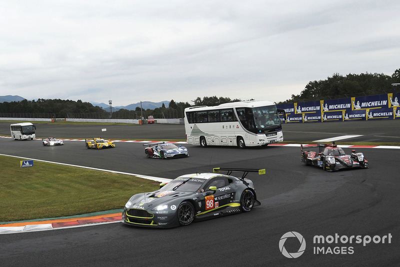 #98 Aston Martin Racing Aston Martin Vantage: Paul Dalla Lana, Pedro Lamy, Mathias Lauda avec le bus du circuit safari