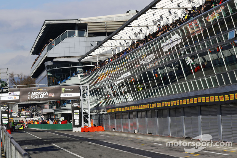 Azione in pitlane