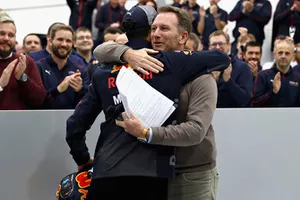 Le team principal de Red Bull Racing Christian Horner embrasse Daniel Ricciardo, Red Bull Racing