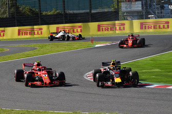Kimi Raikkonen, Ferrari SF71H et Max Verstappen, Red Bull Racing RB14