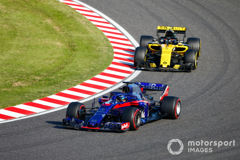 Brendon Hartley, Toro Rosso STR13, za nim Carlos Sainz Jr., Renault Sport F1 Team R.S. 18 