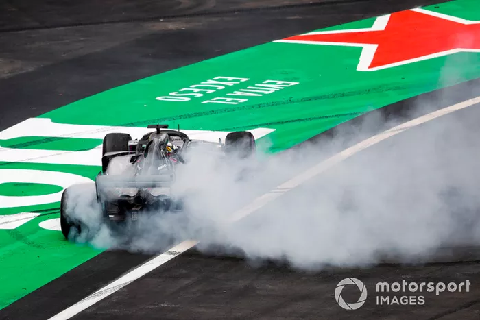 Lewis Hamilton, Mercedes AMG F1 W09 EQ Power +, realiza donas después de asegurar su quinto título mundial de pilotos