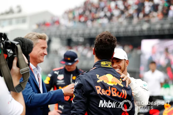 Lewis Hamilton, Mercedes AMG F1, felicita a Daniel Ricciardo, Red Bull Racing, mientras habla con el presentador David Coulthard en la parrilla luego de tomar la Pole Position