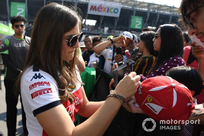 Tatiana Calderón, Sauber piloto de prueba firma autógrafos para los fanáticos