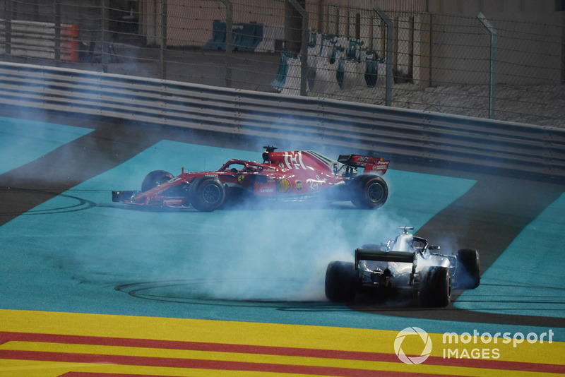 Lewis Hamilton, Mercedes-AMG F1 W09 et Sebastian Vettel, Ferrari SF71H font des donuts