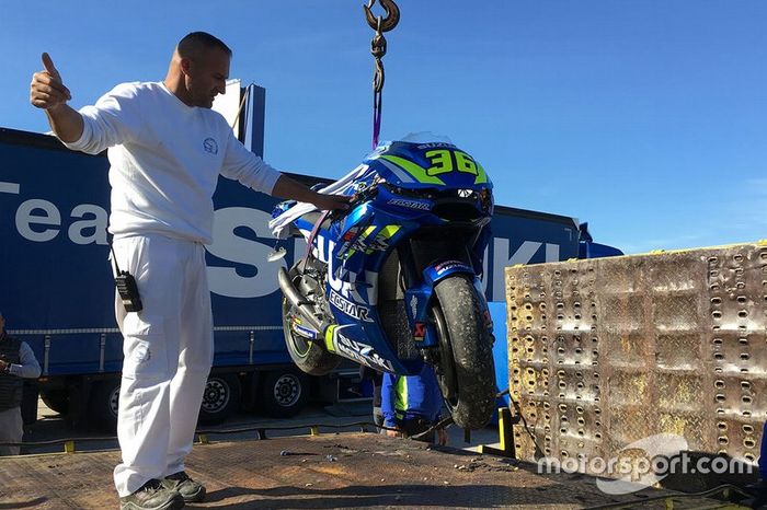 Moto de Joan Mir, Team Suzuki MotoGP después de su caída.
