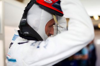 Robert Kubica, Williams Martini Racing, puts on his crash helmet