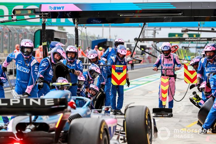 Esteban Ocon, Alpine A522, pit stop