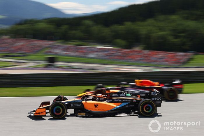 Daniel Ricciardo, McLaren MCL36, pasa a Max Verstappen, Red Bull Racing RB18