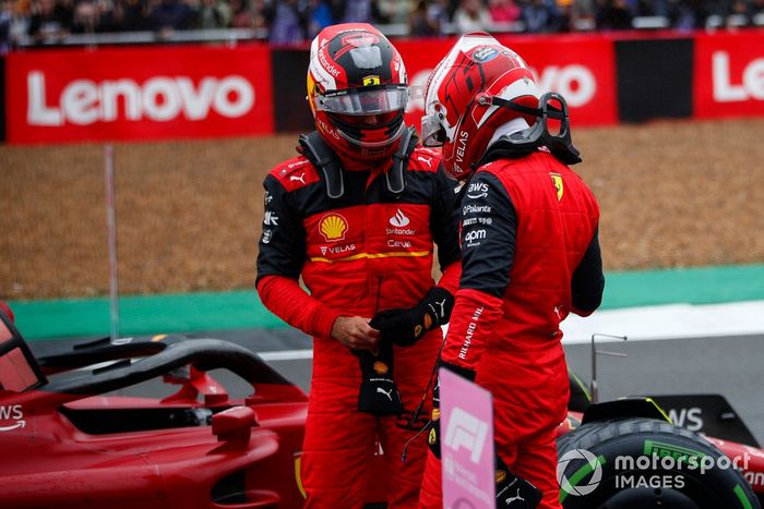 Charles Leclerc, Ferrari, habla con el hombre de la pole, Carlos Sainz, Ferrari, en la parrilla