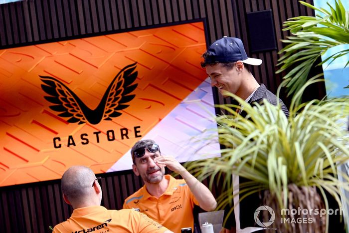 Lando Norris, Equipo McLaren F1, Andrea Stella, Director del Equipo, Equipo McLaren F1 