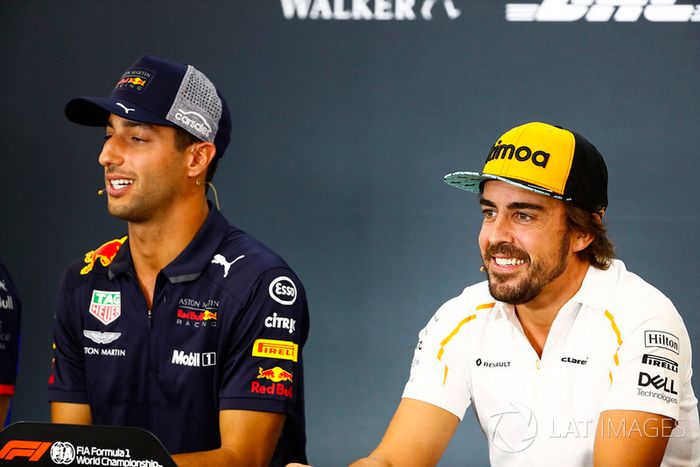 Daniel Ricciardo, Red Bull Racing, y Fernando Alonso, McLaren, en rueda de prensa