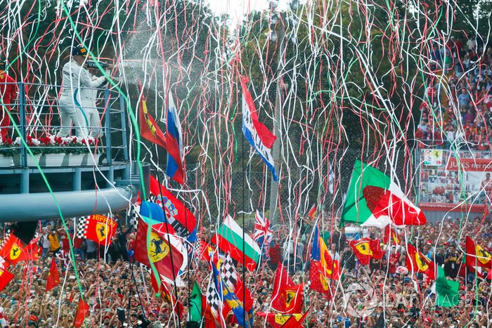 El público ante el podio de Monza